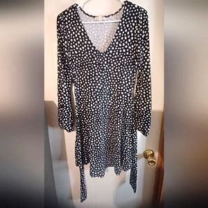 Pretty long-sleeved flowy dress with white dots Size: Small, Brand: Nine Britton